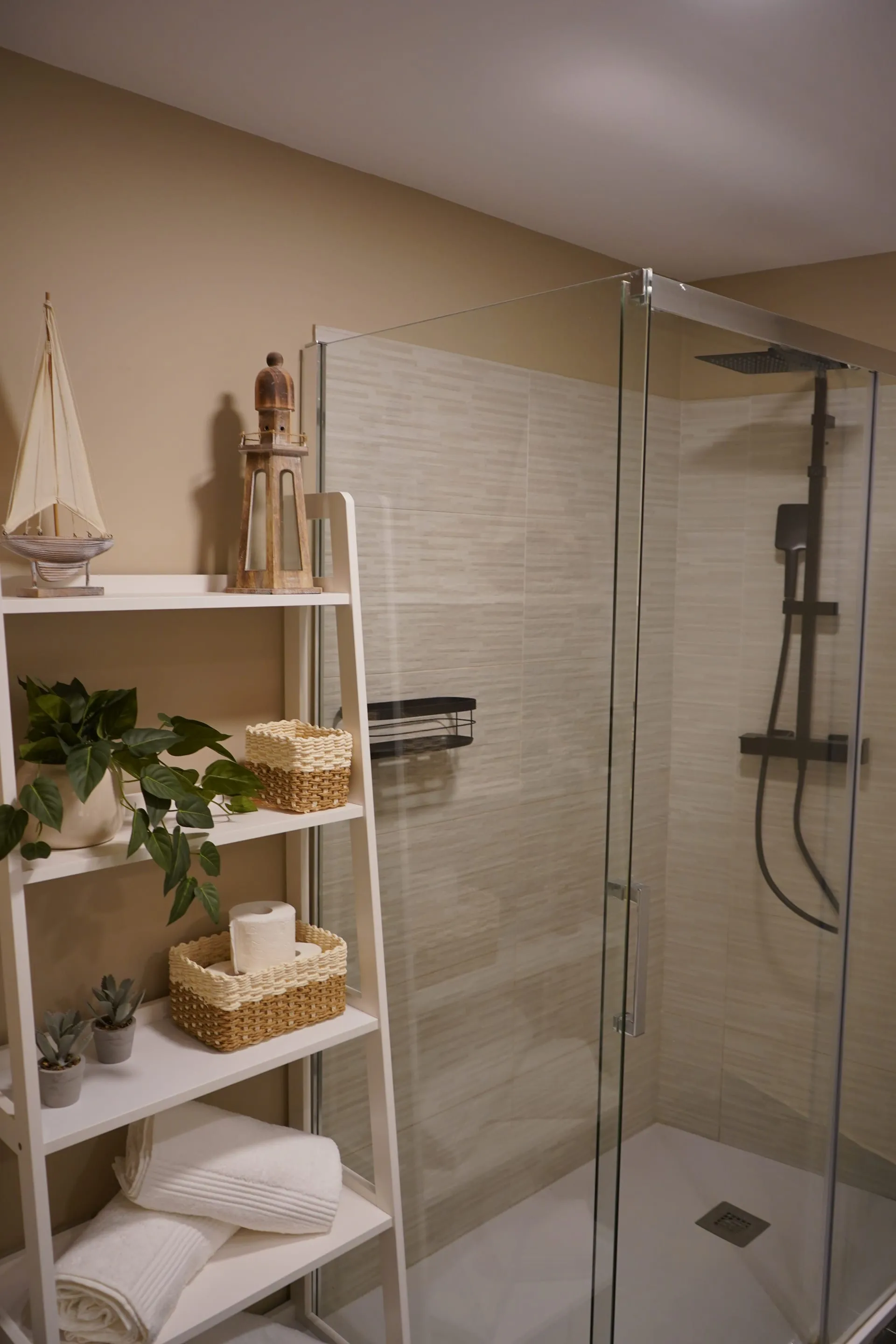 Baño general con plato de ducha