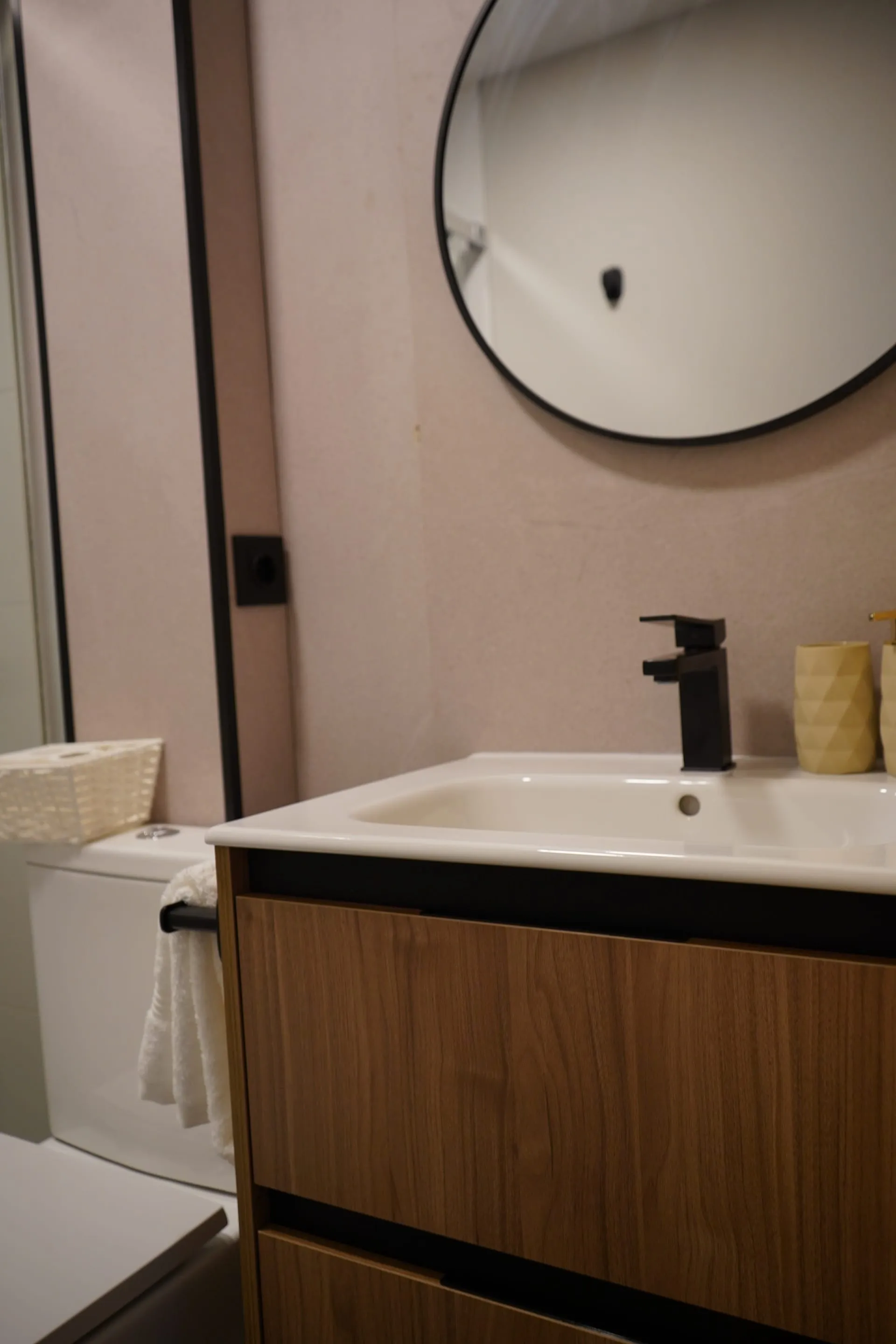 Baño general — lavabo y espejo