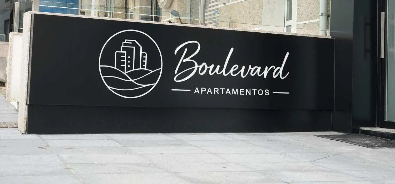 Fachada de Apartamentos Boulevard en Portonovo
