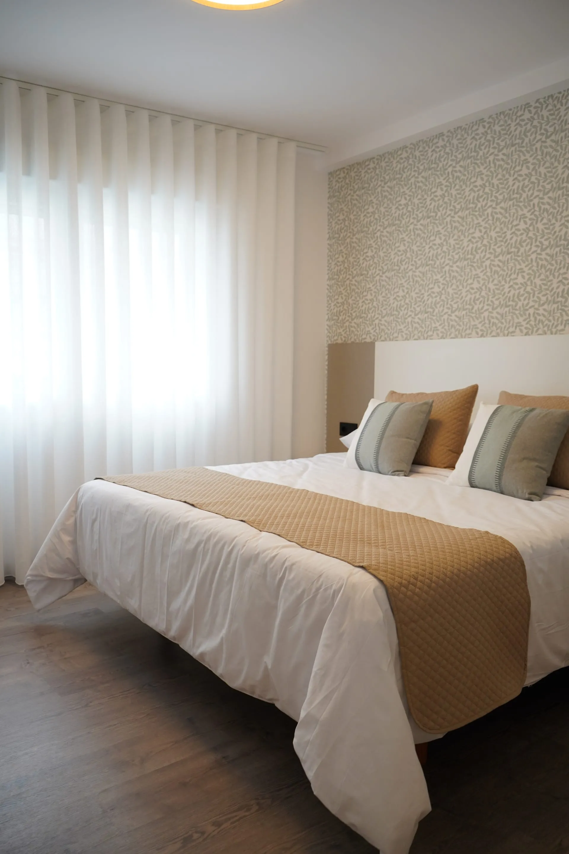 Habitación con cama individual y luz natural